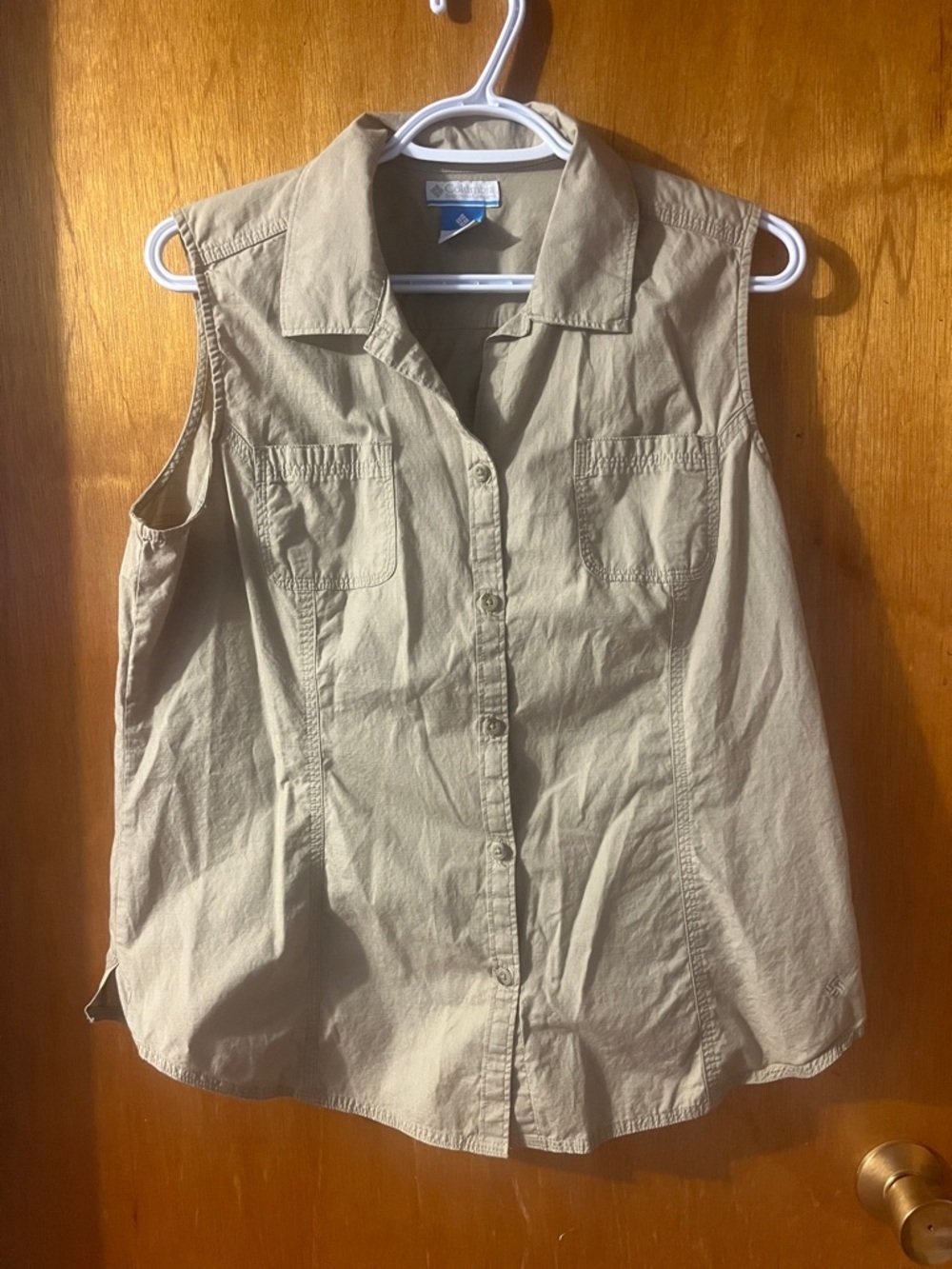 Woman’s Columbia Sleeveless Button-Down Utility Shirt - Khaki Large